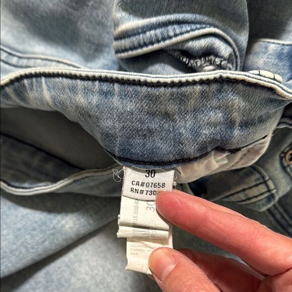 UH Jeans Blue Jean Shorts Classic Denim Style.  Size 30 waist. - Picture 3 of 6